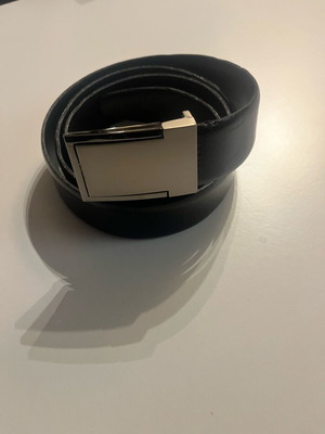Men's leather belt like new, black with metal buckle