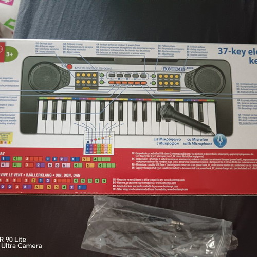 Electronic Keyboard like new, fully functional