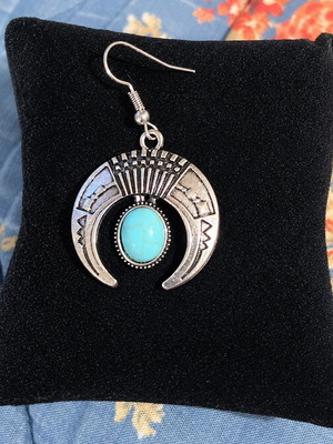 Dangling earrings with plastic clasp new, silver color
