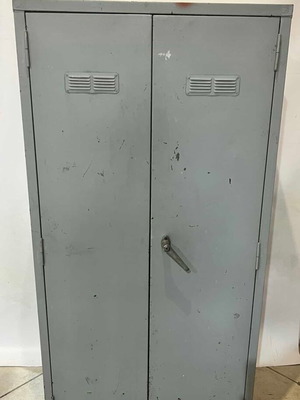 Δίφυλλη μεταλλική ντουλάπα εξωτερικού χώρου μεταχειρισμένη με 4 ράφια γκρι 151x75x36