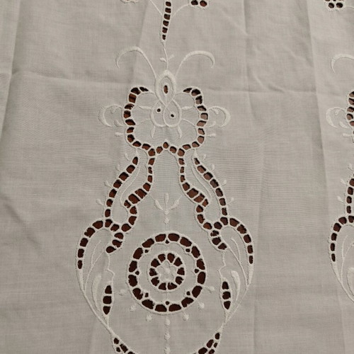 Cutwork curtain 140x120 like new
