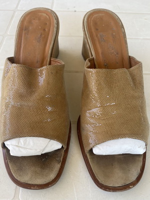 Mule shoes used beige with gold details, comfortable heel