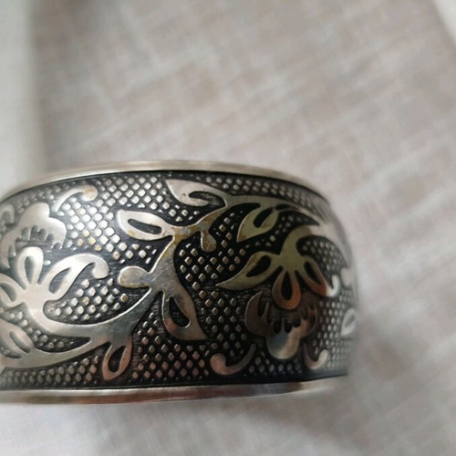 Vintage bracelet used, carved silver
