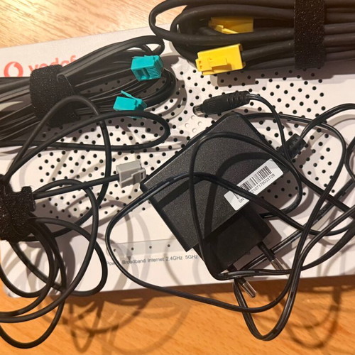 Router Vodafone ZTE ZXHN H267A like new with power and LAN cables
