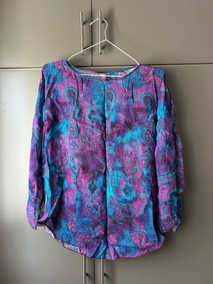 Airy blouse used with sleeve openings, size M, blue and purple