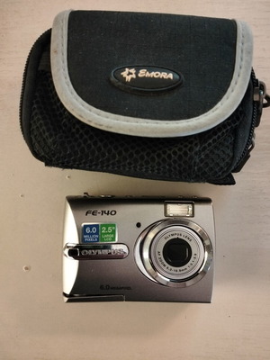 Olympus FE-140 vintage digicam 6.0 Megapixel used with case