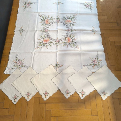 Handmade table linens set like new with tablecloth and 6 placemats