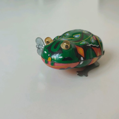 Retro Metal Wind-Up Frog collectible, new
