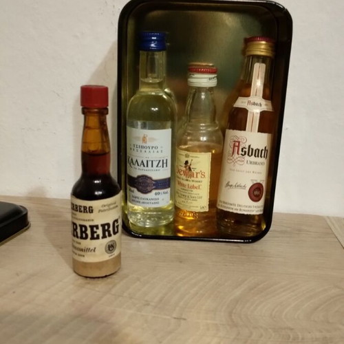 Mini-bar in metal box like new with 4 sealed bottles