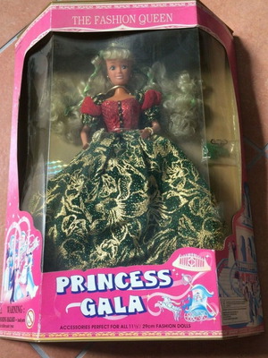 Betty Princess Gala 90s doll new