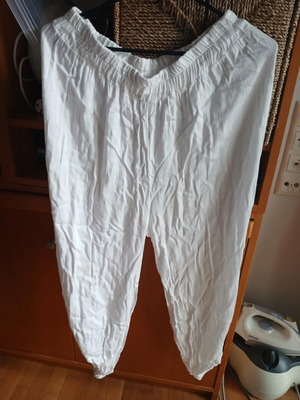 White pants in new condition, very cool, size L