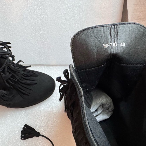 Booties with heel and suede fringes size 40 like new, black