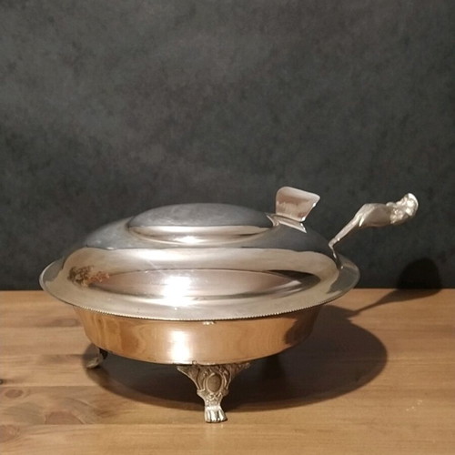 Fondue pot with lid and feet used