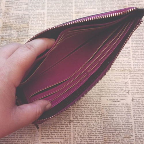 Leather wallet used with zipper in burgundy color