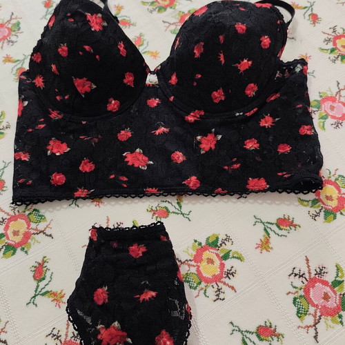 Lingerie set new from Paris, bra 70B and small slip, black-red