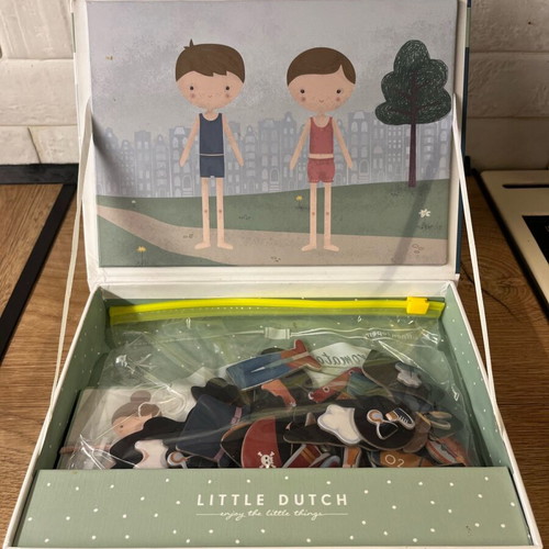 Little Dutch magnetic playboard used with 80+ pieces