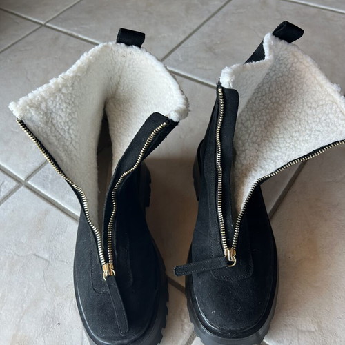 Women's boots with fur lining size 39 black like new