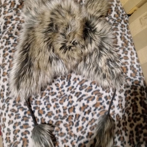 Fur wolf hat like new, size L, brown