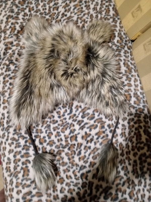 Fur wolf hat like new, size L, brown