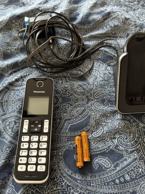 Panasonic KX-TGD310GRC cordless phone like new, black