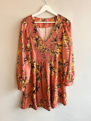 Рокля с дълъг ръкав размер М като ново