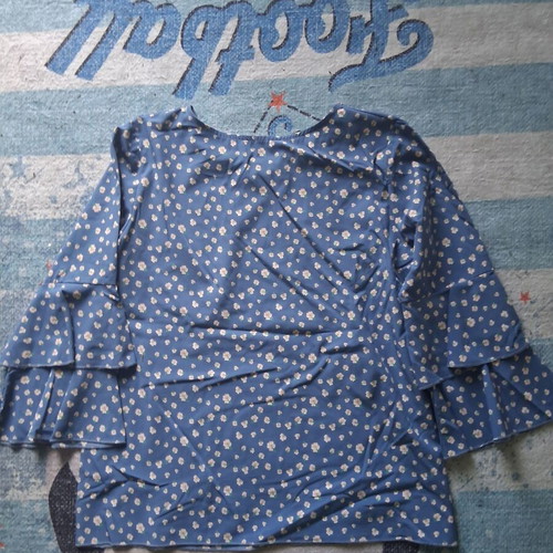 Women's blouse small with floral pattern and 3/4 ruffle sleeves like new