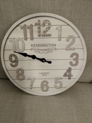 Inart decorative wall clock like new with analog display