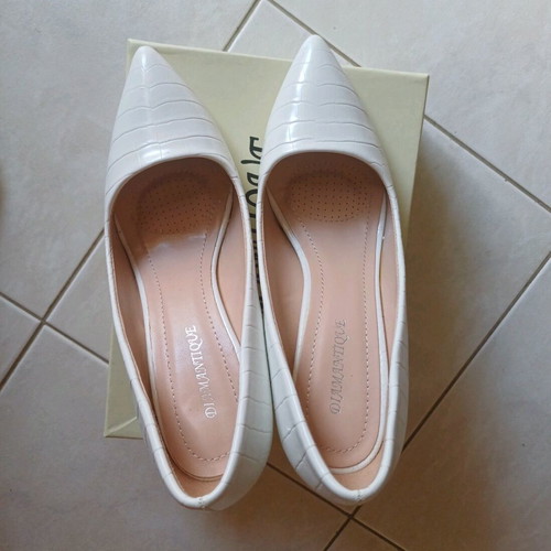Pumps like new, white with croco pattern, size 38, heel 9.5cm