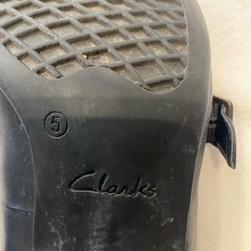Clarks black pumps used with strap size 37