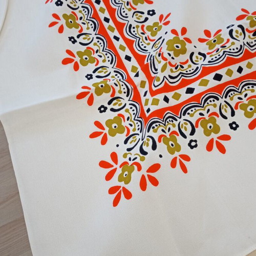 Tablecloth new 1.40x1.35 m with floral pattern