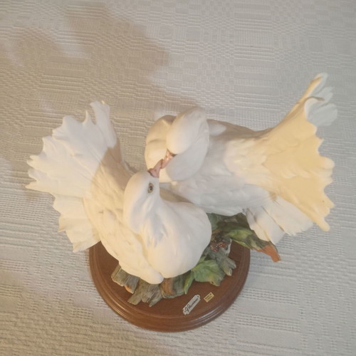 Giuseppe Armani porcelain figurine vintage "Doves' Kiss"