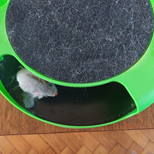 Cat toy set like new with mouse, 3 balls, and scratching post