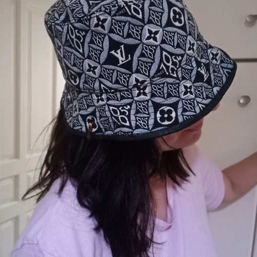 Louis Vuitton hat like new, size S
