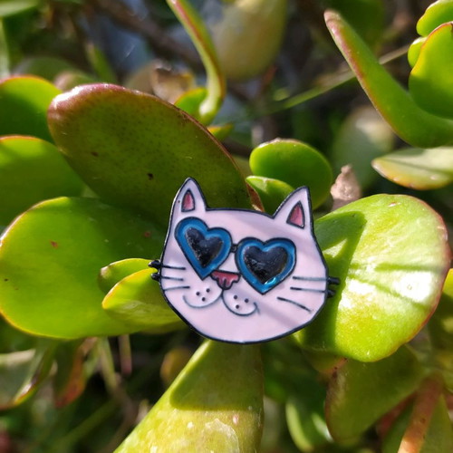Pin brooch with cat design