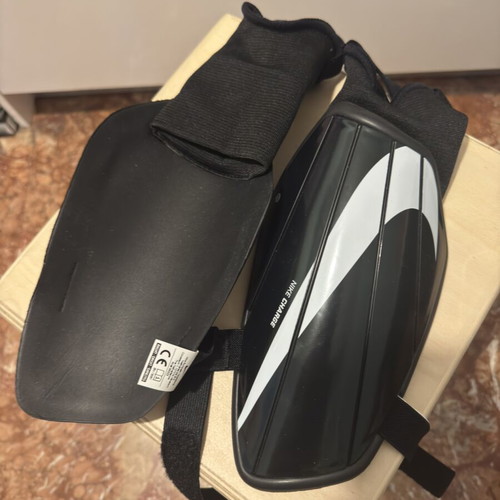 Nike Charge shinguards L/G, unused with original Zip packaging