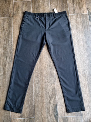Zara black carrot fit viscose pants with key-ring, new, size 34
