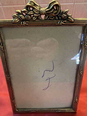 Vintage brass frame with bow and flowers like new