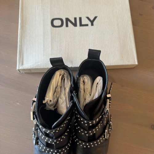 Only biker ankle boots like new, black, size 39, with buckles and studs