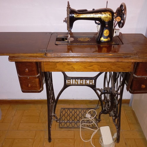 Singer sewing machine vintage used, functional, circa 1927