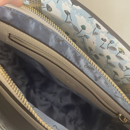 Axel shoulder bag like new, cream color