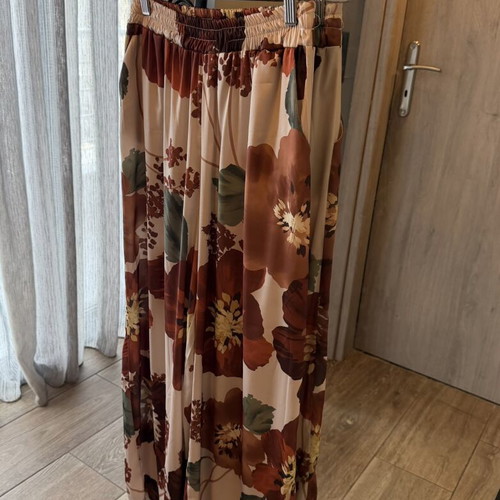 Floral satin pants with pockets like new, sizes S/M, beige and brown