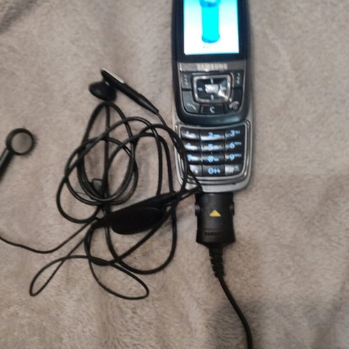 Samsung D600 phone like new with charger and hands free