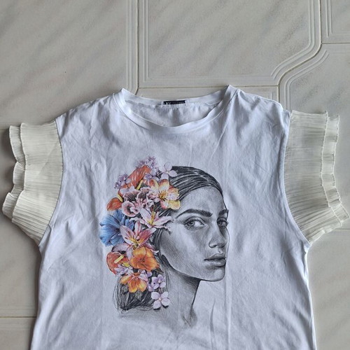 Zara white T-shirt with print and pleated sleeves size S like new