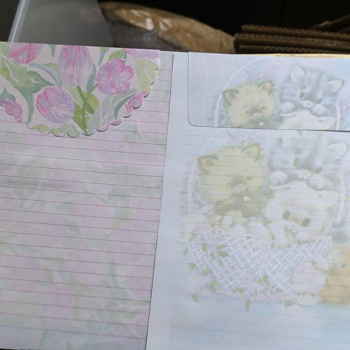 Letter writing set like new, 18 sheets, 2 covers, 4 glue sets with envelopes