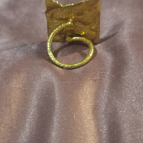 Statement ring with crushed gold effect, like new, gold tone