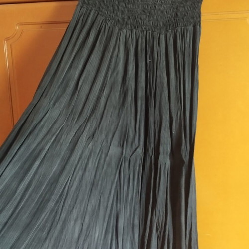 Pantelona black with elastic waist, low rise and ankle gathers, like new, size L