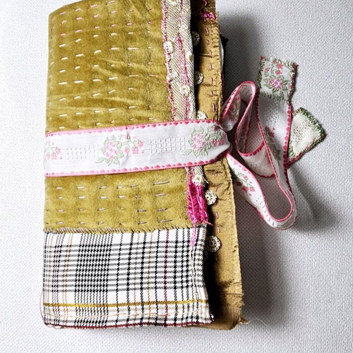 Handmade book/pouch for needles and threads like new
