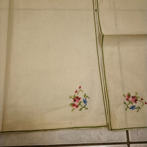 Hand-embroidered doilies like new, set of 8 pieces