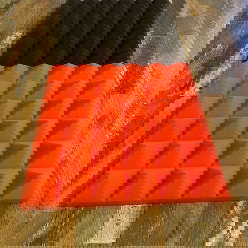 Ηχοαπορροφητικές αφρόδεις πλάκες πυραμίδα νέες, 50 τεμάχια, μαύρες/κόκκινες