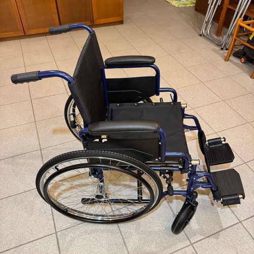 Gemini Blue 24'' 43 cm wheelchair like new with 5-liter oxygen bottle holder